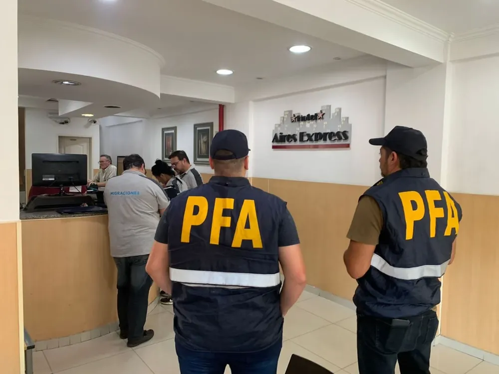 Los policías argentinos en uno de los hoteles allanados