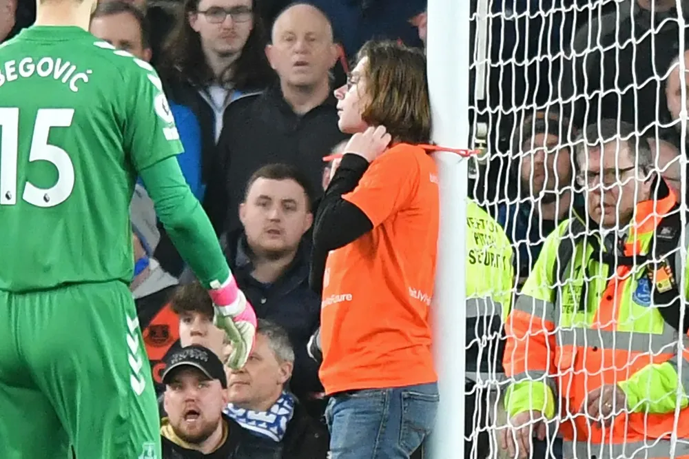 El hombre atado al poste