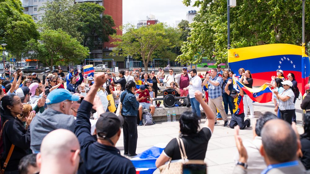 Manifestación de venezolanos en Uruguay, tras el derrocamiento de Nicolás Maduro