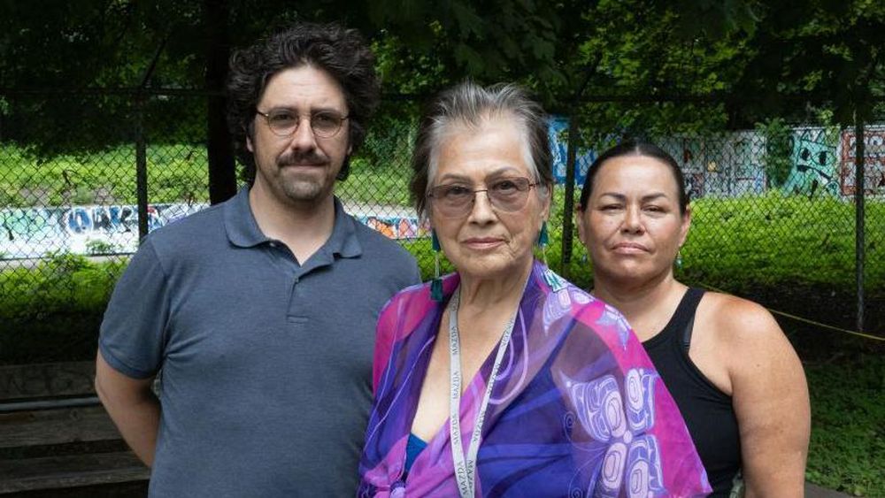 Kahentinetha (en el centro) y Kwetiio (a la derecha) llevan más de dos años en los tribunales, asistidas por el antropólogo Philippe Blouin.