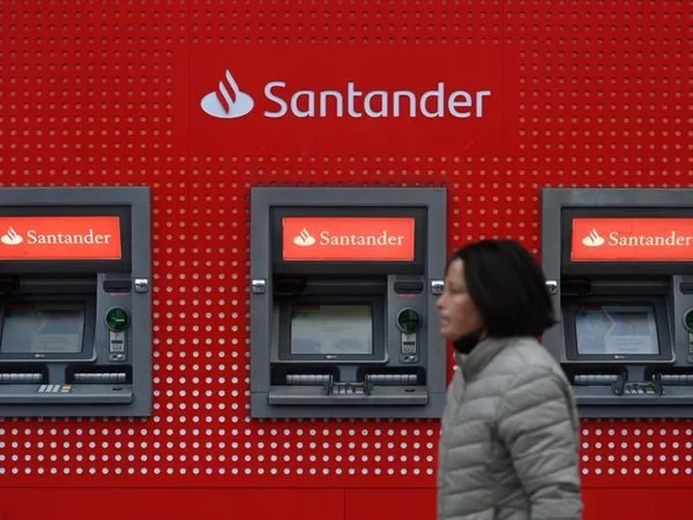 Cajeros de Banco Santander en una oficina de Londres.
