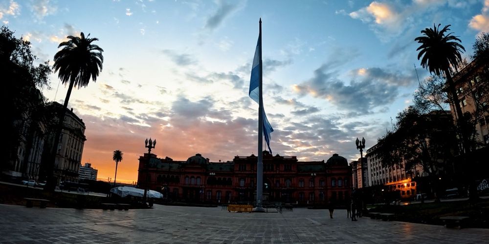 BANDERA ARGENTINA PLAZA DE MAYO.jpg