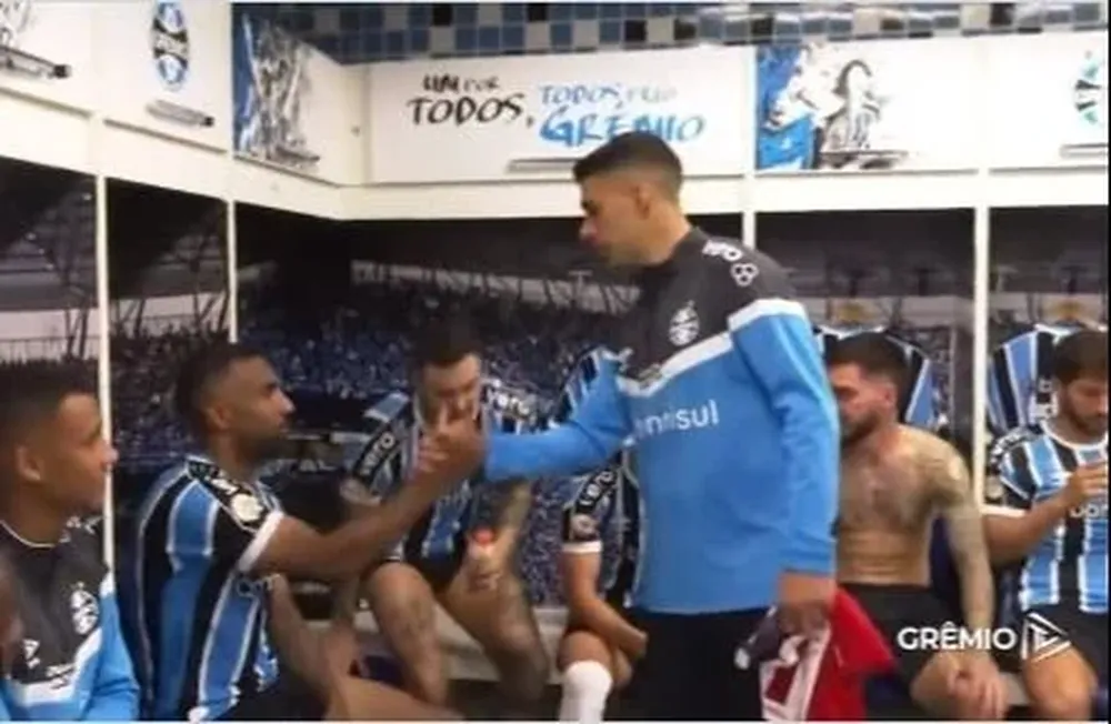 Suárez saluda a sus compañeros