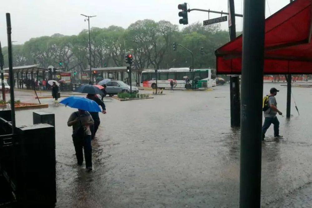 Tras la ola de calor, diluvia en la ciudad y se espera que baje la temperatura