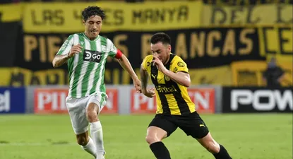 Ángel González acelera perseguido por el Rulo Varela