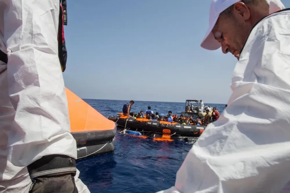 Equipos de Médicos Sin Fronteras en pleno rescate.