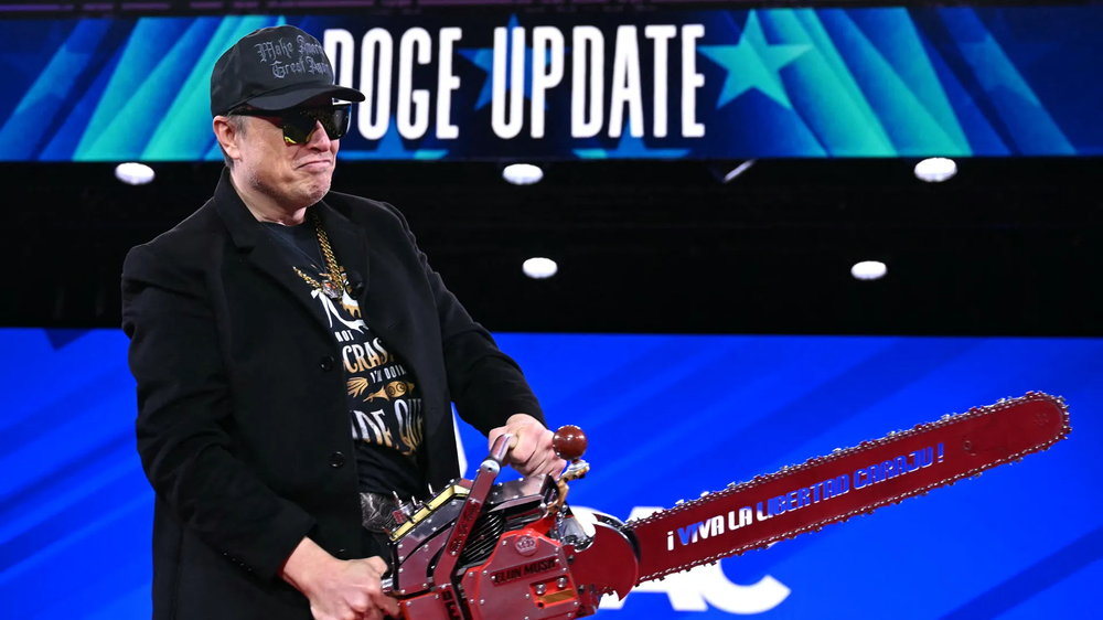 Elon Musk en la CPAC con una motosierra, regalo del presidente argentino Javier Milei.