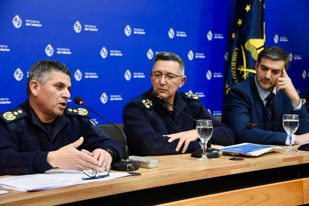 De izquierda a derecha: Juan Rodríguez Reina (director de Investigaciones), el director de la Policía Nacional, José Manuel Azambuya; y el director general de Secretaría, Nicolás Martinelli
