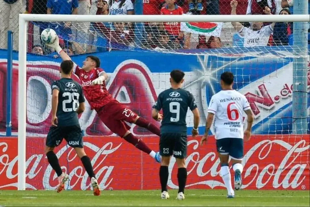 Ignacio Suárez vuela y logra desviar el tiro libre de Pizzichilo, pero la pelota rebota en el travesaño y vuelve al área chica, en donde Catarozzi convertiría el 1-0