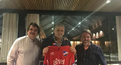 Dirigentes de Nacional con Leo Percovich