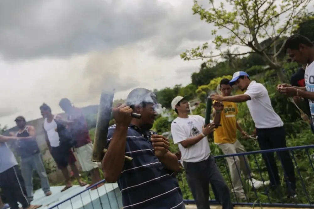 Hombres disparan morteros caseros en honor a Marvin López, de 49 años, quien murió durante los enfrentamientos con la policía