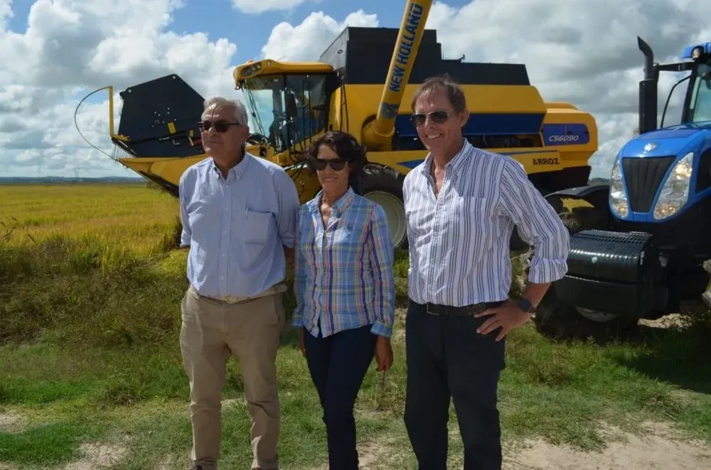 Enzo Benech, Graciela Pereira y Alfredo Lago durante la inauguración de la cosecha de arroz