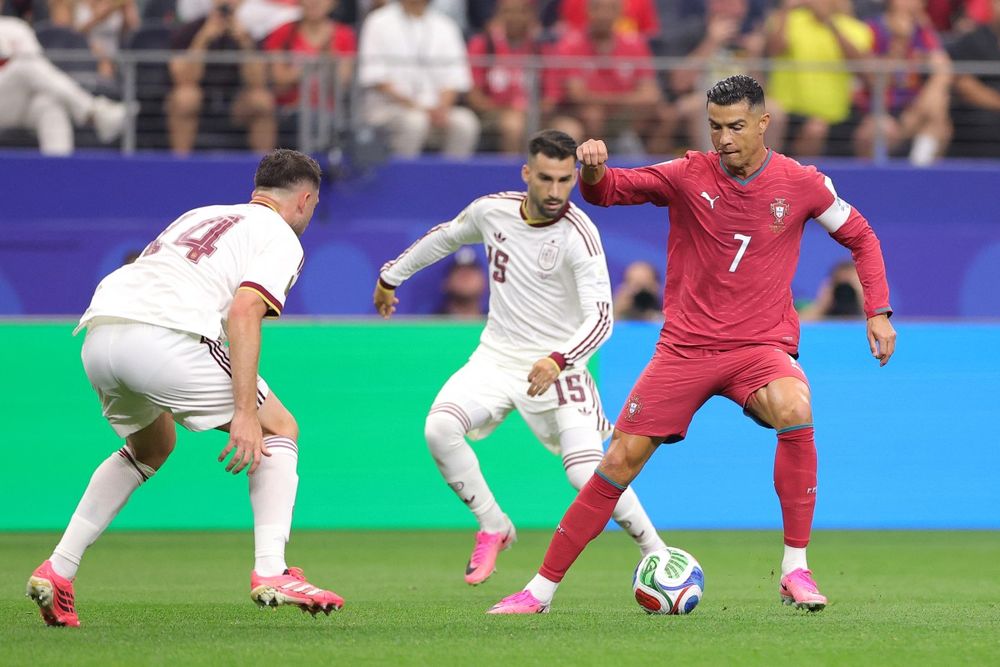 Cristiano Ronaldo de Portugal ante Aymeric Laporte y Álex Baena de España por el Mundial 2026