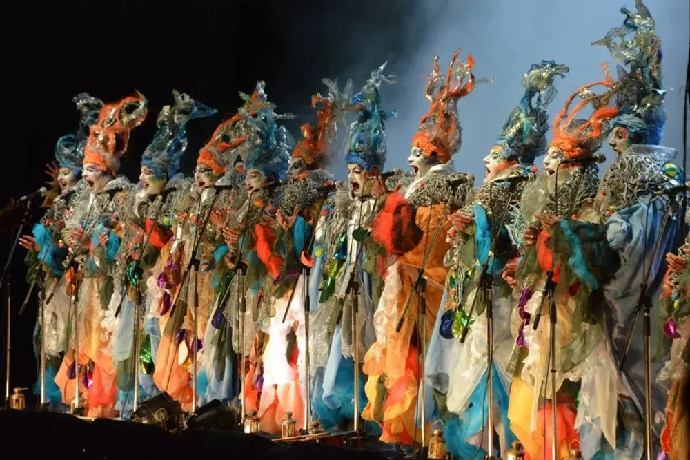 Dos murgas y una comparsa esta noche en el Ramón Collazo.