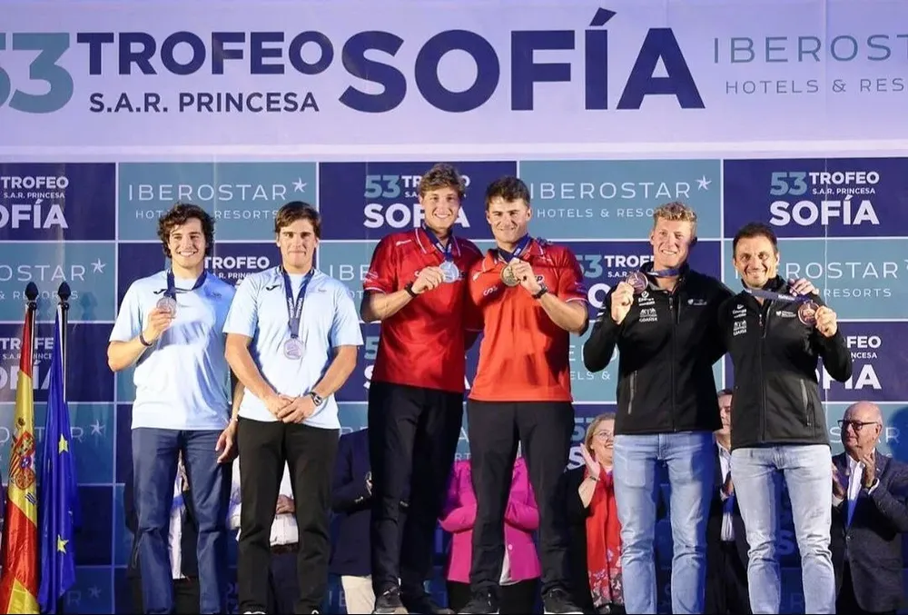 Los uruguayos a la izquierda, en el podio