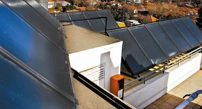 Los colectores solares que se instalan en la industria permiten ahorrar fueloil y leña, por ejemplo