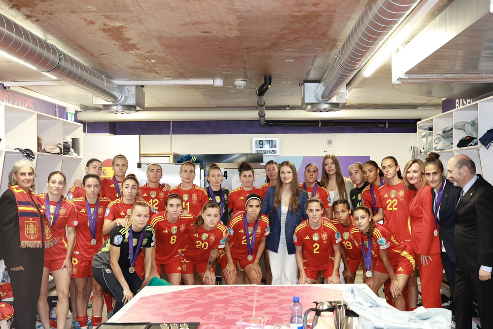 La princesa Leonor y la infanta Sofía animan a la selección femenina tras la derrota en la Eurocopa.
