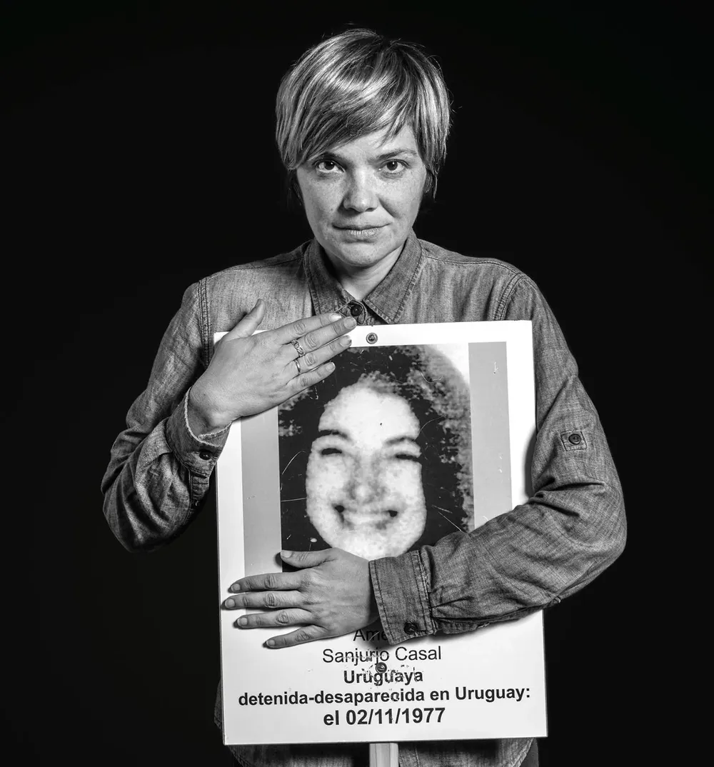 Iliana Da Silva sostiene abraza el rostro de Sanjurjo Casal.