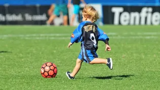 El pequeño niño da sus primeros pasos tras la pelota, con la camiseta de Liverpool y en Belvedere; de momento pasa de la mala actuación de los negriazules en el torneo