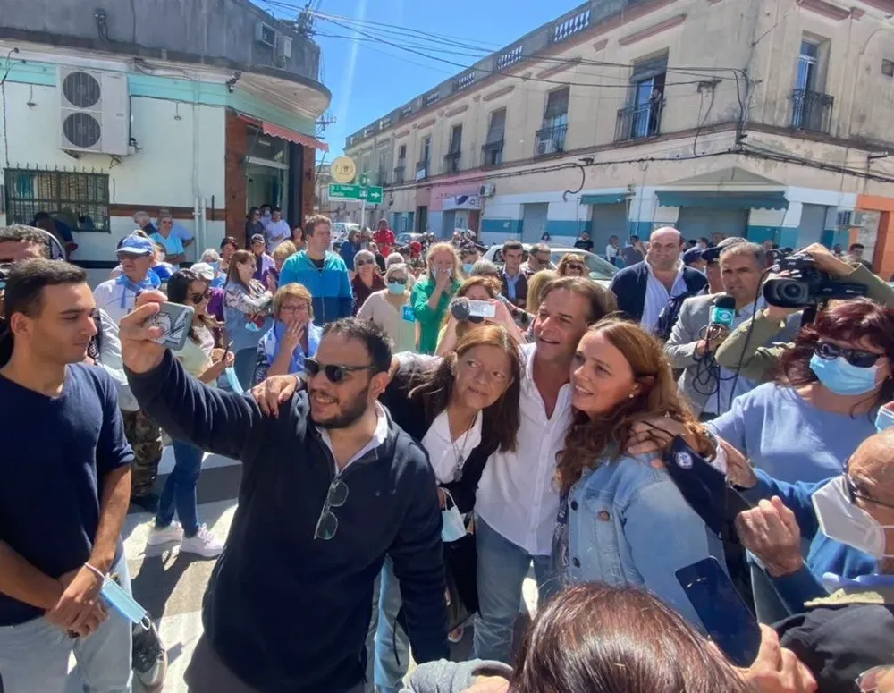 Lacalle Pou concurrió a votar y se sacó fotos con militantes