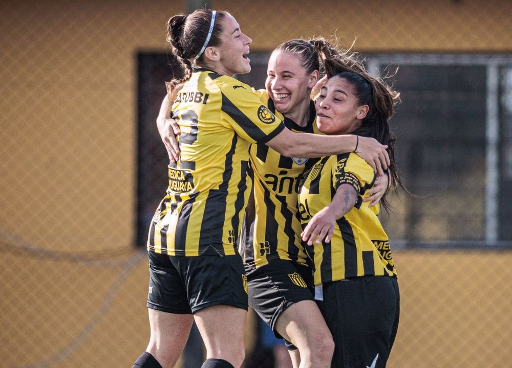 Las jugadoras de Peñarol femenino celebran uno de los goles a Nacional en el clásico Las jugadoras de Peñarol femenino celebran uno de los goles a Nacional en el clásico