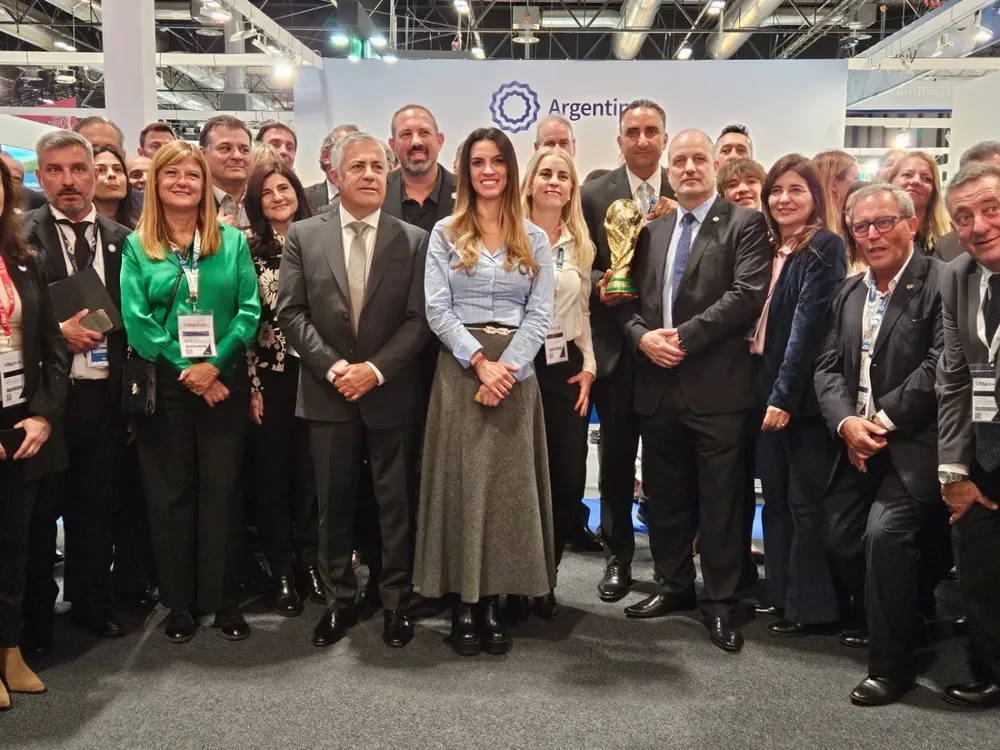 Yanina Martínez, subsecretaria de Turismo argentina, inaugura el stand argentino en Fitur.