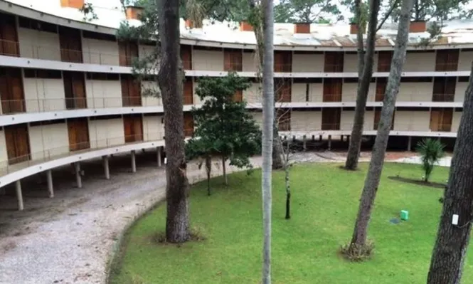 El inmueble en el complejo Arcobaleno, que el rematador Gabriel Etcheverry presentará en remate