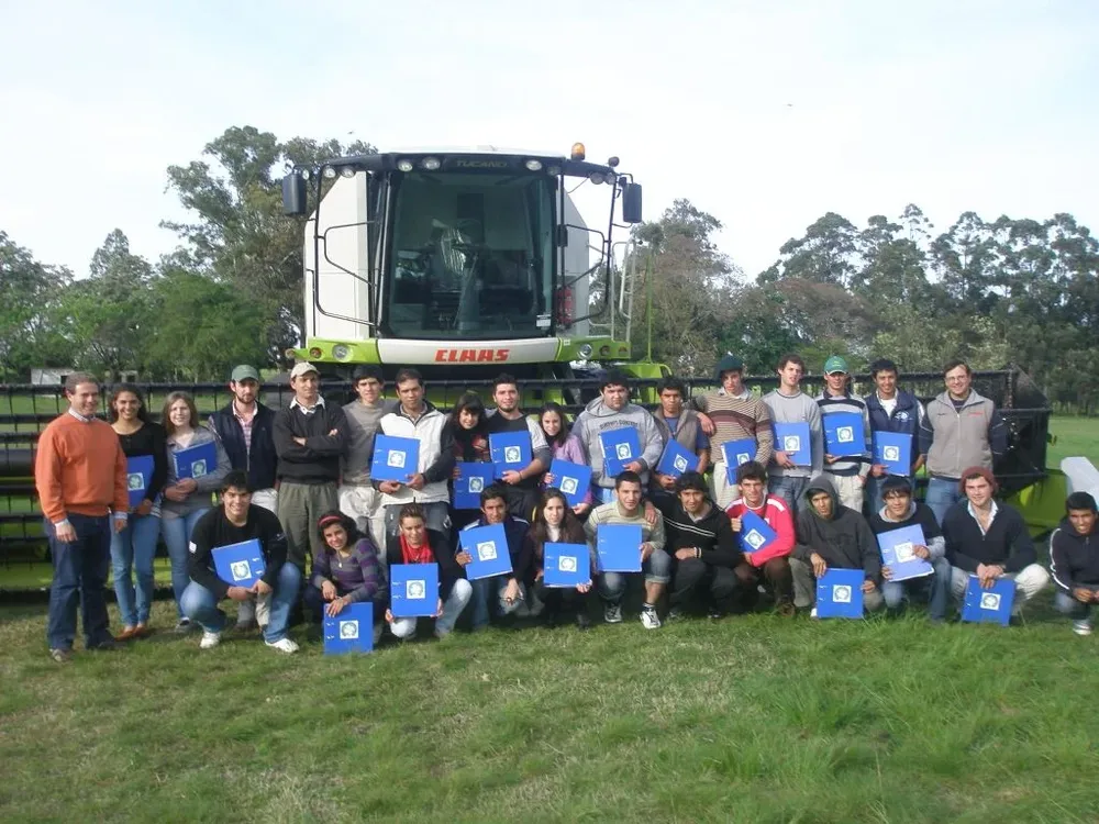 Grupo de jóvenes egresados del curso Cosecha siglo XXI
