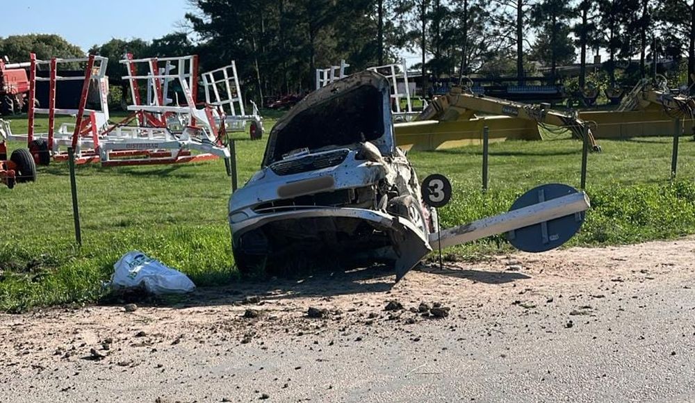 Así terminó el auto que se accidentó en la entrada a Río Branco