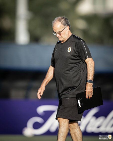 Marcelo Bielsa en la práctica de la selección uruguaya en Miami