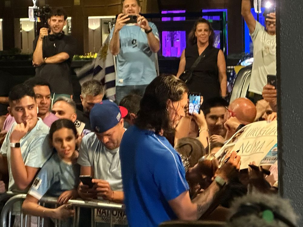 Darwin Núñez firmando a los hinchas de la selección uruguaya
