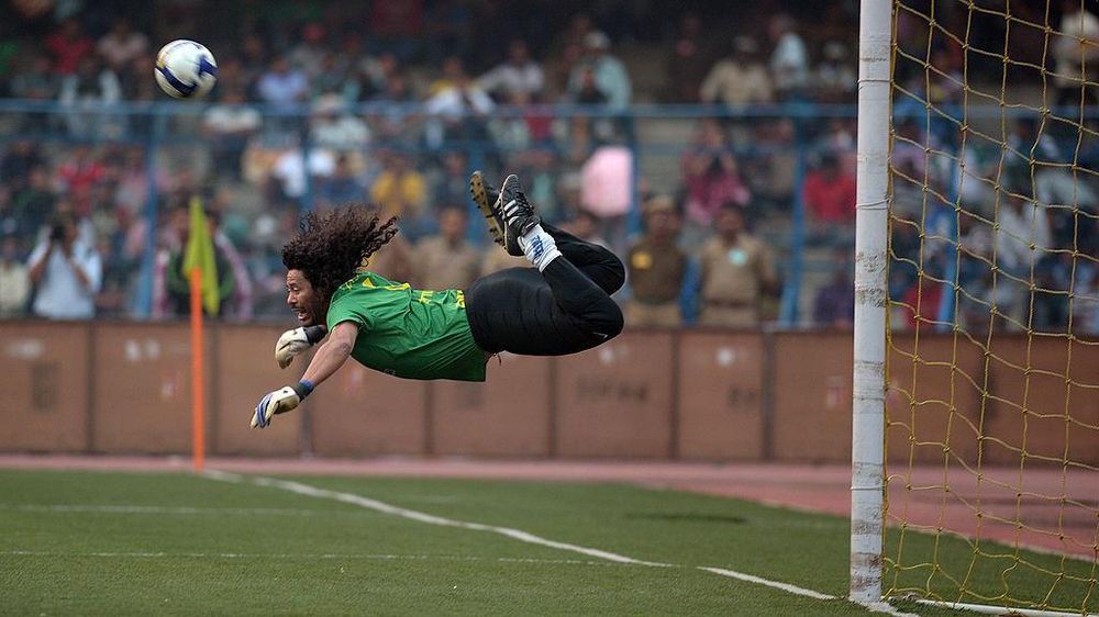 Después de Wembley, Higuita siguió realizando su peculiar maniobra en varios partidos amistosos.