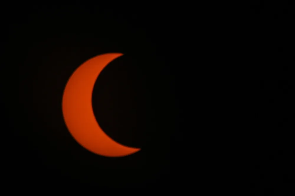Fotografía de archivo fechada el 14 de octubre de 2023 del eclipse solar parcial desde Brasilia (Brasil).