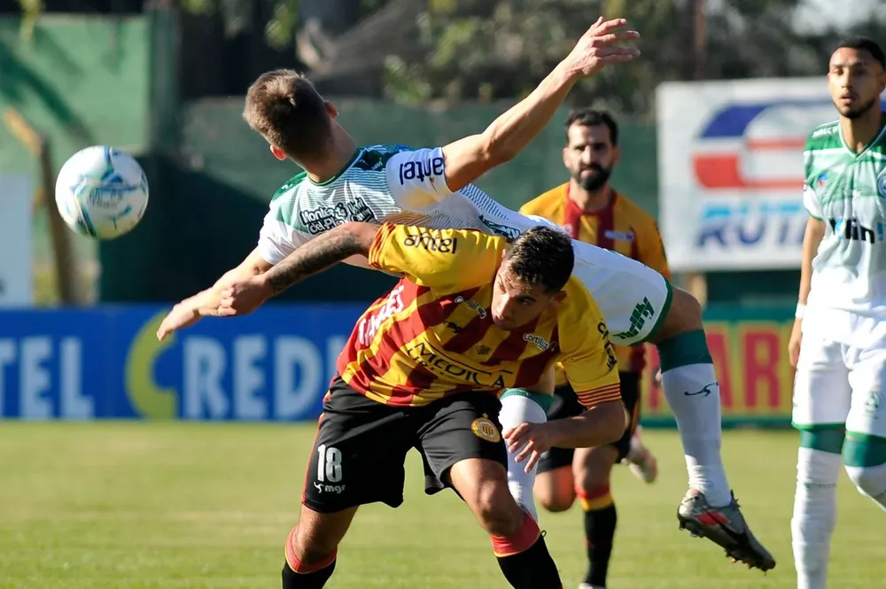 Yvo Calleros encima de Nahuel Roldán