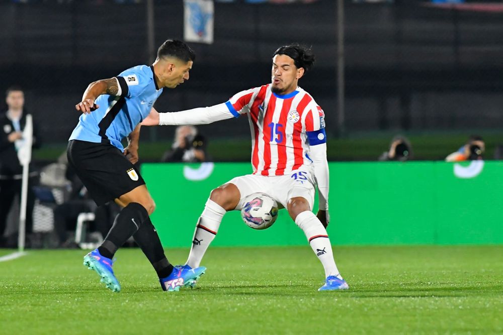 Luis Suárez ante Gustavo Gómez en el partido entre la selección de Uruguay y Paraguay por Eliminatorias