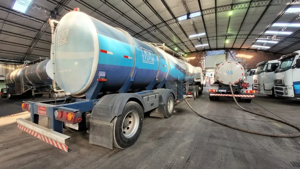 Camión cisterna de OSE abasteciendo a hospitales y escuelas