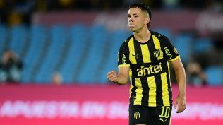 Leonardo Fernández celebra el título de Peñarol en la Supercopa Uruguaya 2026