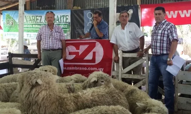 Mario Damboriarena (tercero de izquierda a derecha) junto a integrantes de los escritorios