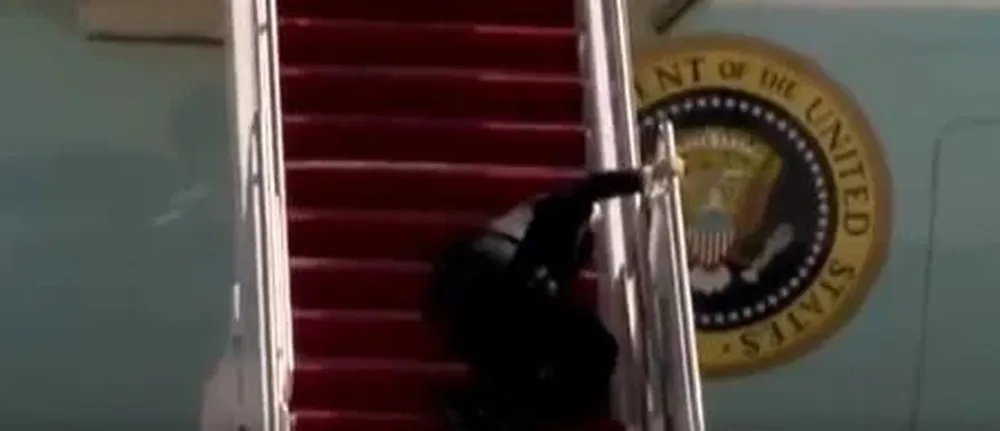 Joe Biden se cayó al subir al Air Force One
