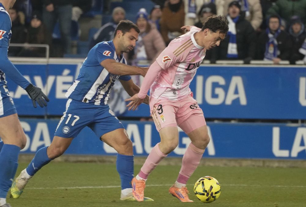 El defensa del Alavés Jonny (i) pelea un balón con el delantero uruguayo del Oviedo Federico Viñas