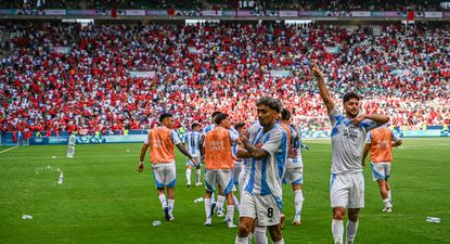 Los hinchas agreden a los jugadores de la selección de Argentina tras el gol que luego el VAR les anularía en los Juegos Olímpicos París 2024    