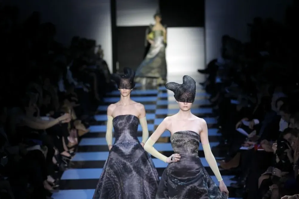 Las texturas juegan un rol importante en la colección de Armani: print de reptil y escamas