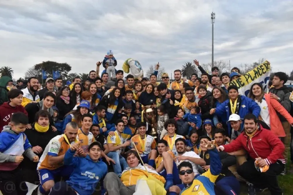 El festejo de jugadores e hinchas de Bella Vista en San José