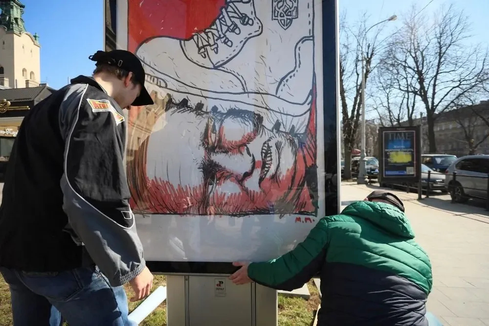 Jóvenes instalan propaganda anti Putin en una ciudad ucraniana
