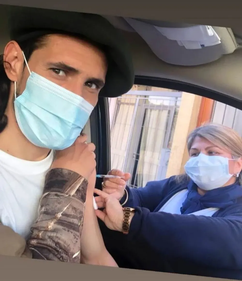 Cavani le puso el brazo a la vacuna