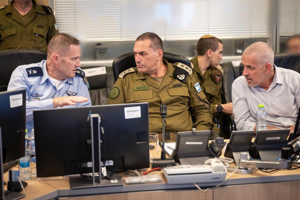 El director del servicio de inteligencia interior (Shin Bet), Ronen Bar (d) conversa con el jefe de las Fuerzas Armadas israelís, Eyal Zamir (c) y el comandante en jefe de las Fuerzas Aéreas, Tomer Bar (i) en el centro de operaciones subterráneas en Israel.