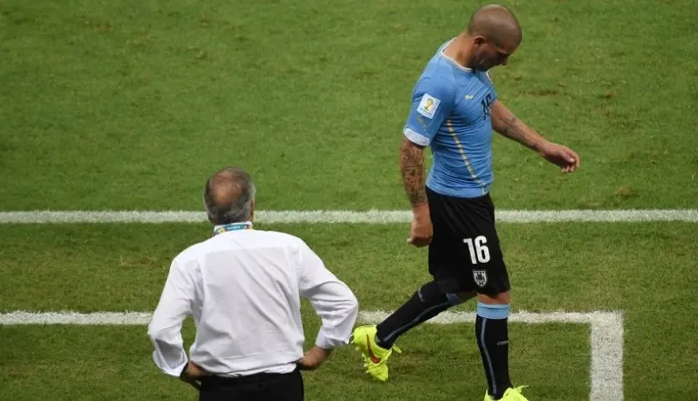 Tabárez observa a Maxi Pereira tras ser expulsado