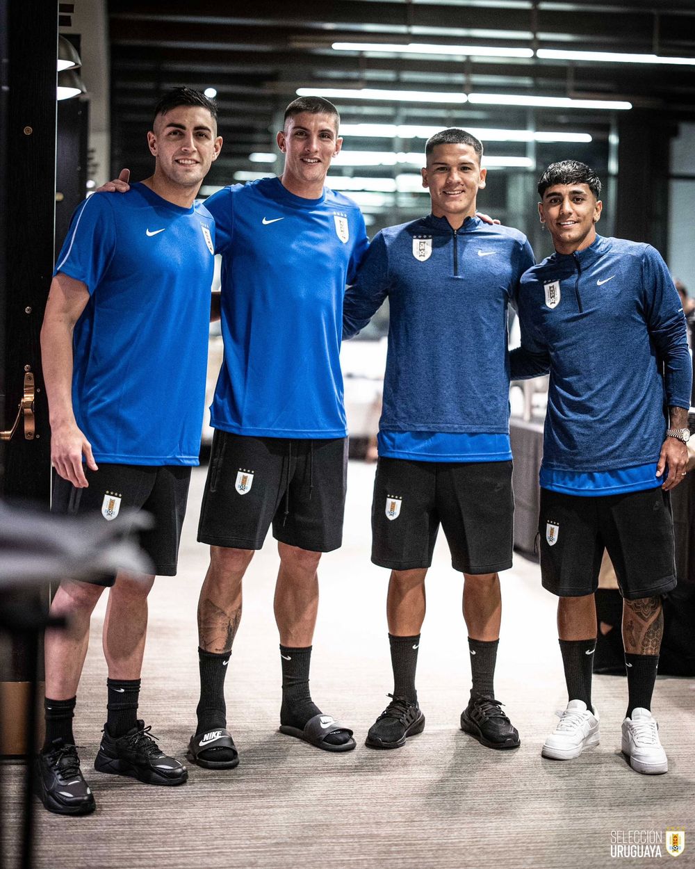 Santiago Mele, Sergio Rochet, César Araújo y Fecundo Torres con nueva indumentaria de la selección uruguaya