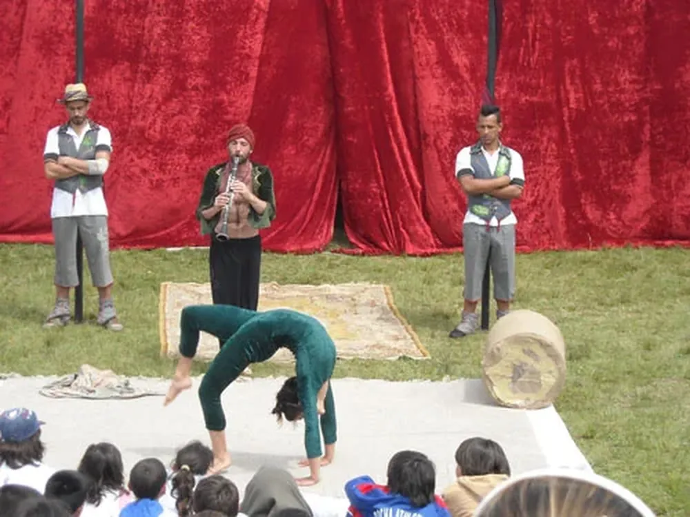 Niños de la escuela Nº 3 de Lascano conversan con los artistas sobre el espectáculo