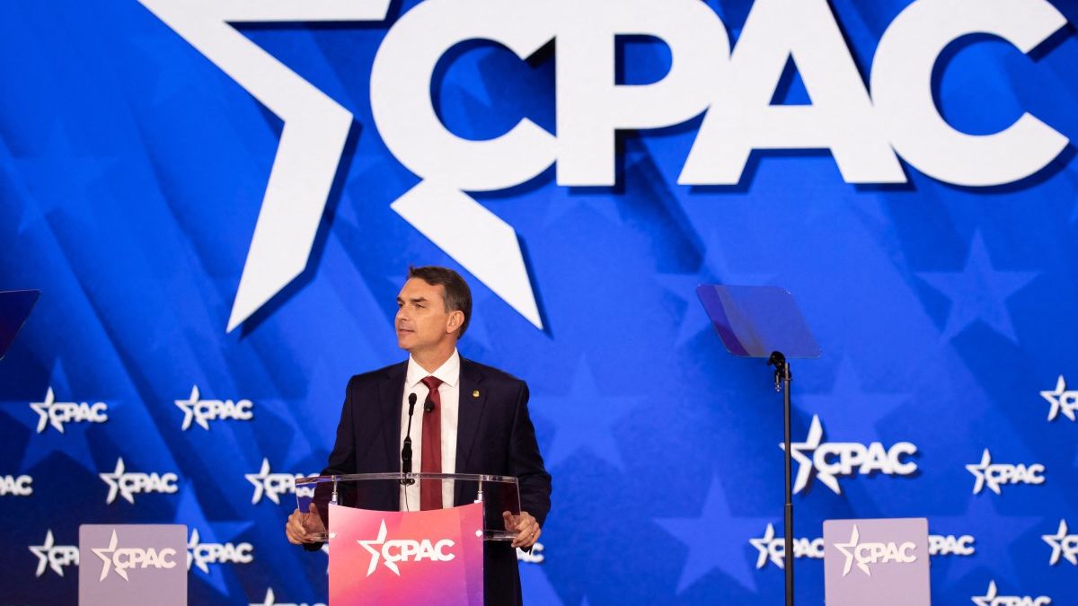 Flávio Bolsonaro le hace un guiño a Trump, mientras avanza en las encuestas y se vuelve competitivo frente a Lula